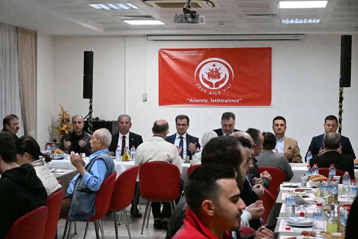 Salihli protokolü, huzurevi sakinleriyle iftar yaptı