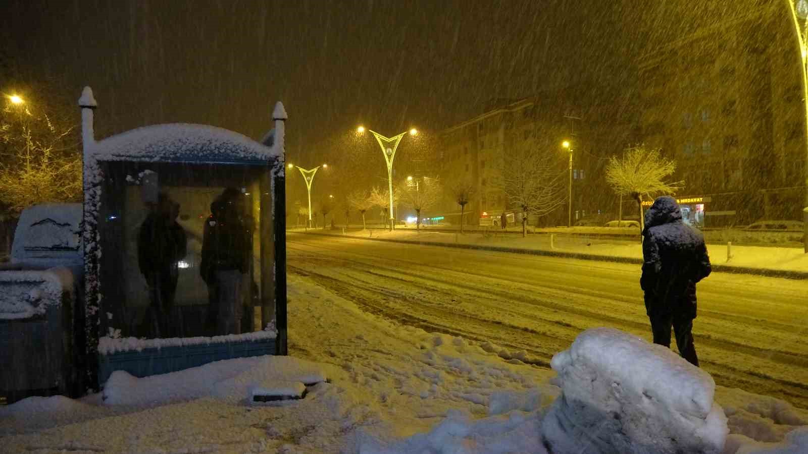Bitlis’te kar yağışı etkili olmaya devam ediyor