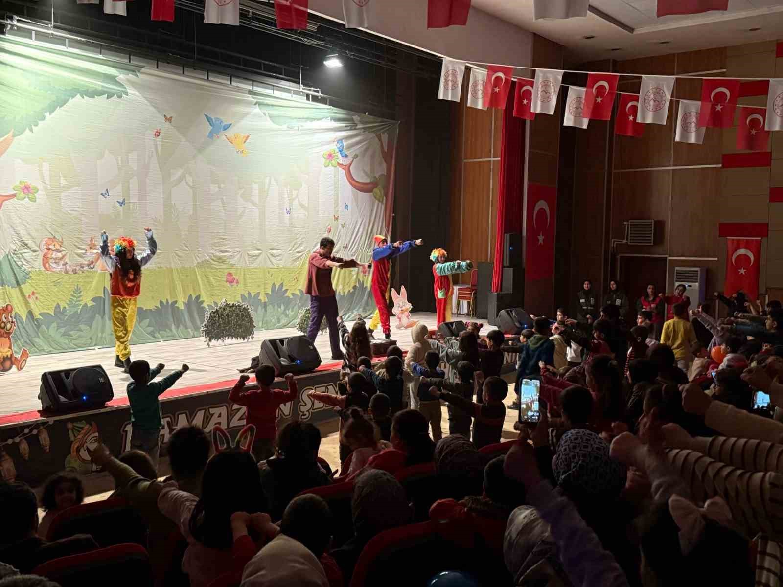 Ağrı Ramazan Şenlikleri’nde Çocuk Tiyatrosu Sahnelendi