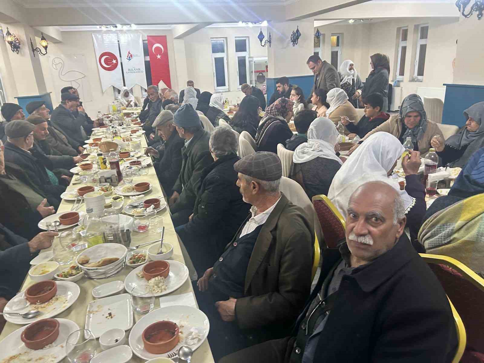 Bulanık’ta yaşlılar iftar yemeğinde bir araya geldiler