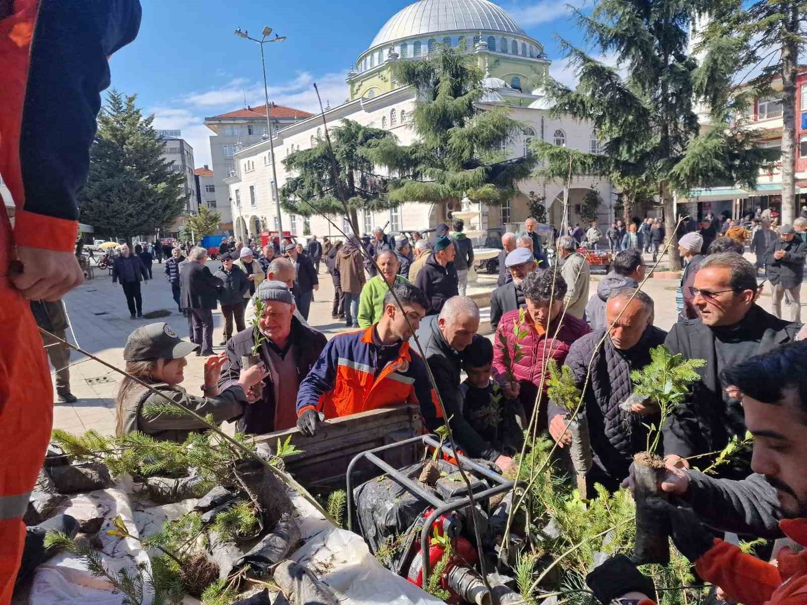 Kocaali’de vatandaşlara ücretsiz meyve fidanı dağıtıldı