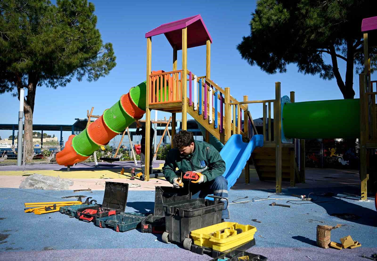 Kuşadası’nın parkları baharla birlikte yenileniyor