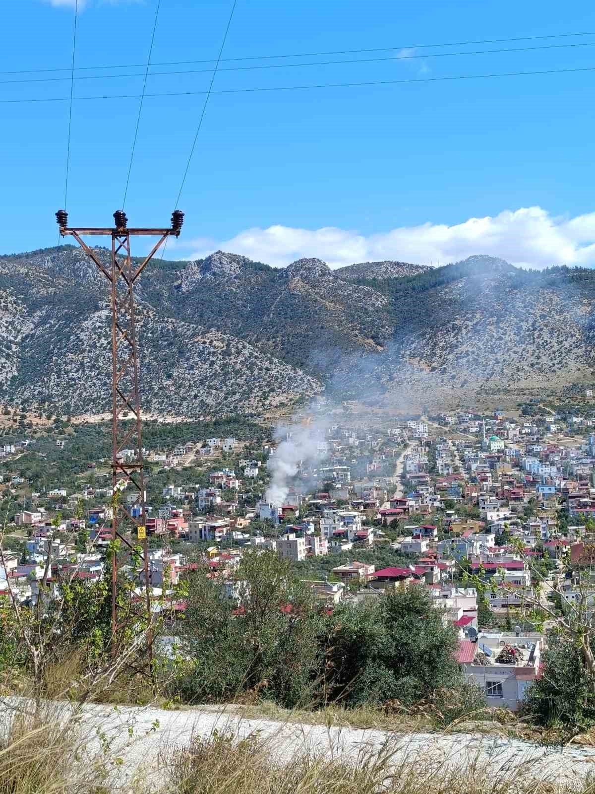 Kozan’da yangın: İki ev kullanılamaz hale geldi