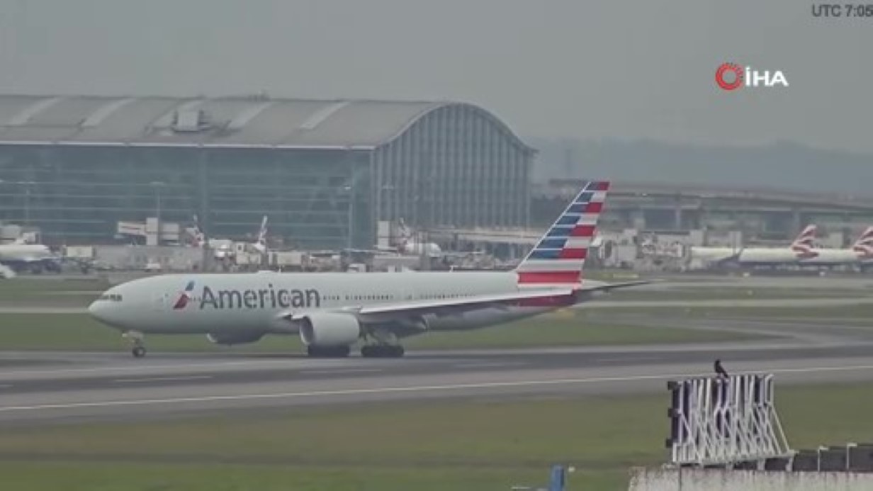 İngiltere'deki Heathrow Havalimanı'nda uçuşlar yeniden başladı