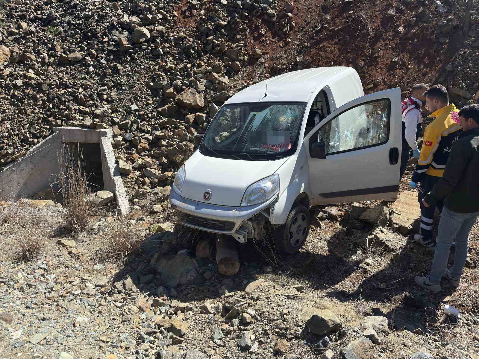 Şarampole yuvarlanan sürücü hayatını kaybetti