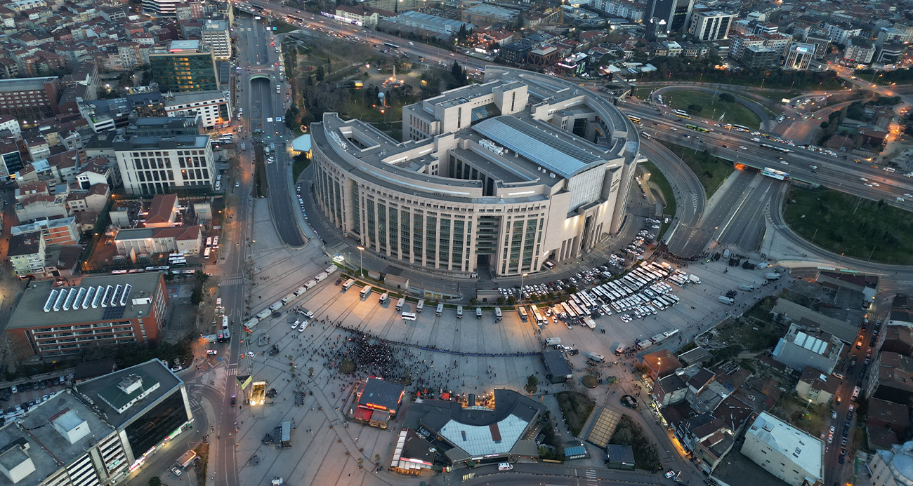 İstanbul Adalet Sarayı önünde alınan güvenlik önlemi havadan görüntülendi