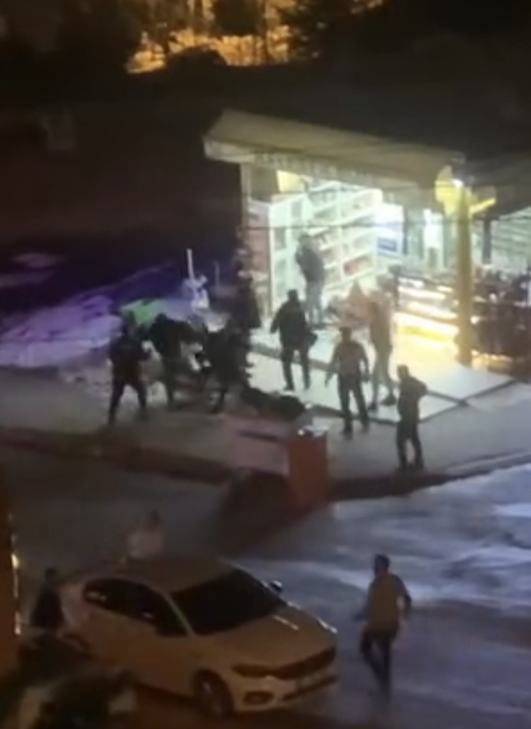 Elazığ’da büfede bıçaklı kavga, 1 kişi yaralandı: Kavga anı kamerada