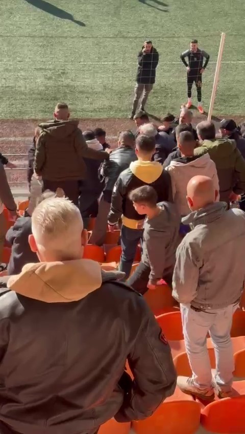 Amatör maçta tribünde kavga çıktı