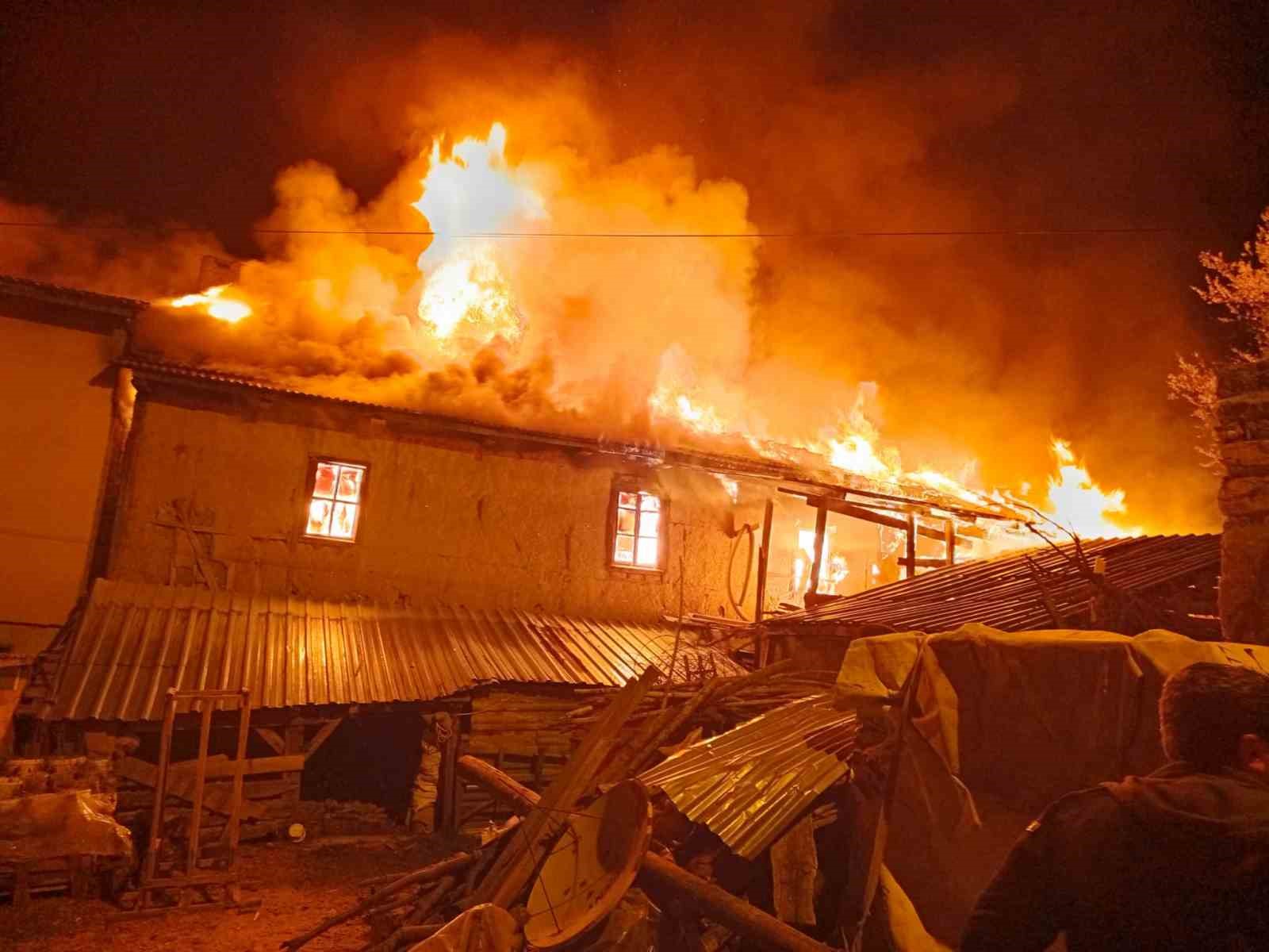 Bilecik’te çıkan yangında ahşap ev kullanılamaz hale geldi