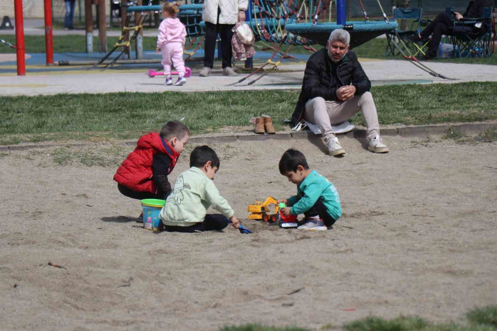 Sıcak havayı gören soluğu parklarda aldı