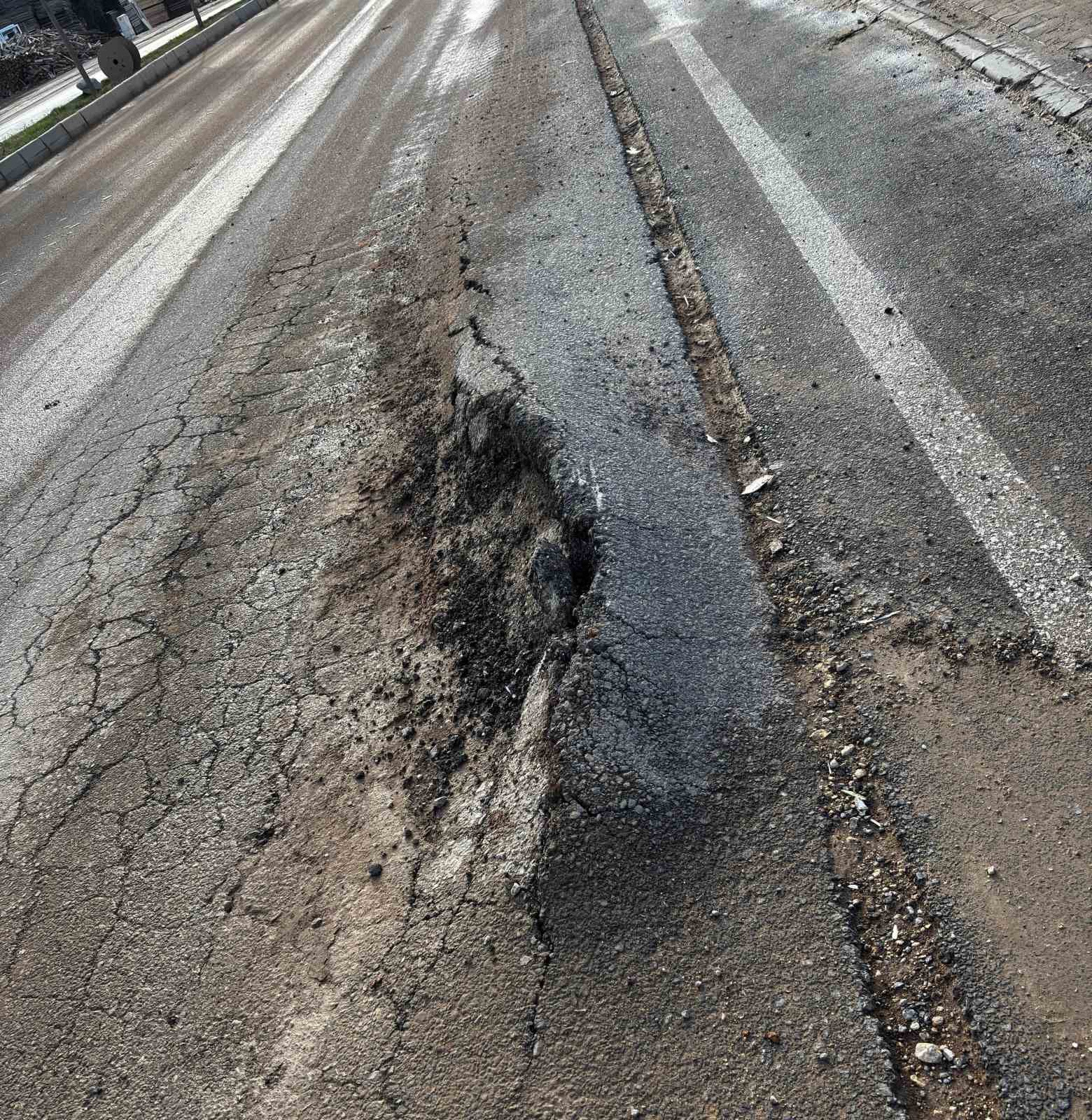 Bozuk yollar kazalara davetiye çıkarıyor