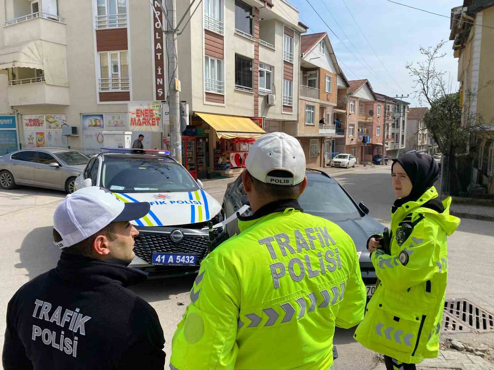 Polis otosu ile otomobil çarpıştı, şans eseri yaralanan olmadı