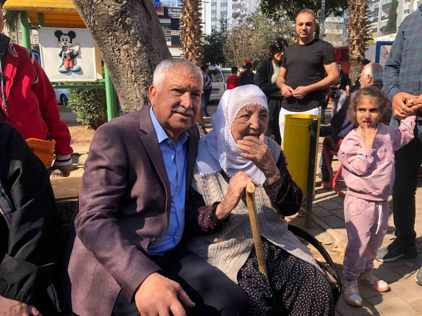Zeydan Karalar ve eşi Nuray Karalar, CHP’nin Cumhurbaşkanı adayını belirlemek için oy kullandı