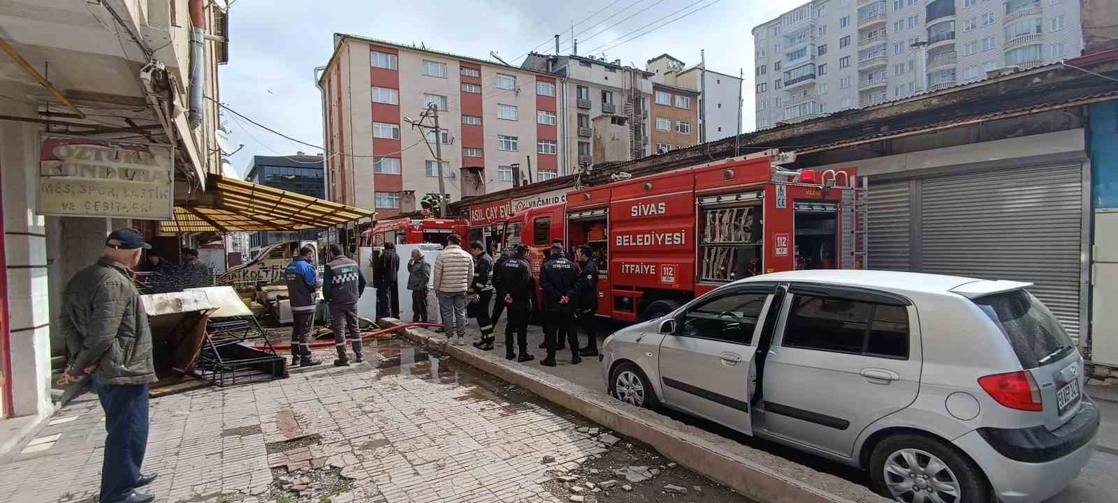Sivas’ta bir iş yerinde çıkan yangın paniğe neden oldu