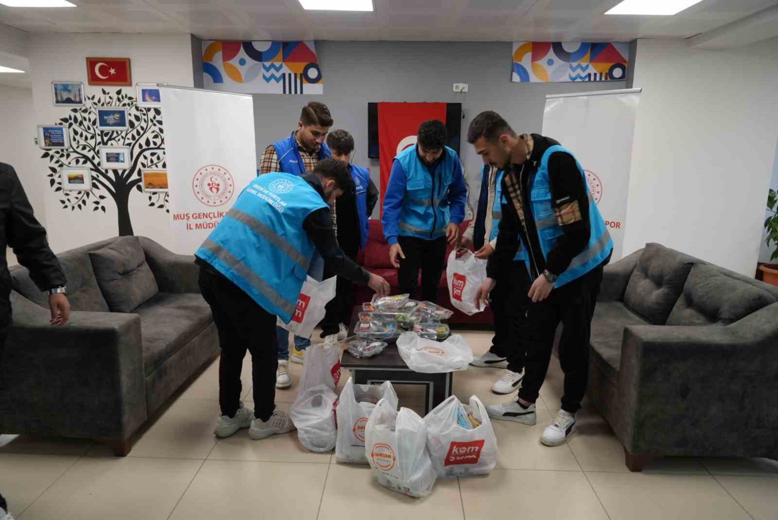 Muş’ta öğrenciler sürücülere iftariyelik dağıttı