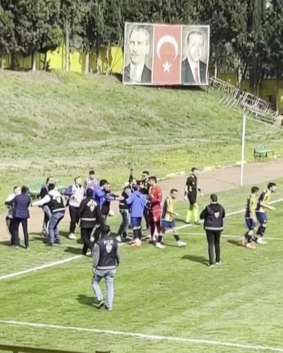 Amatör maçta futbolcular basın mensuplarına saldırdı