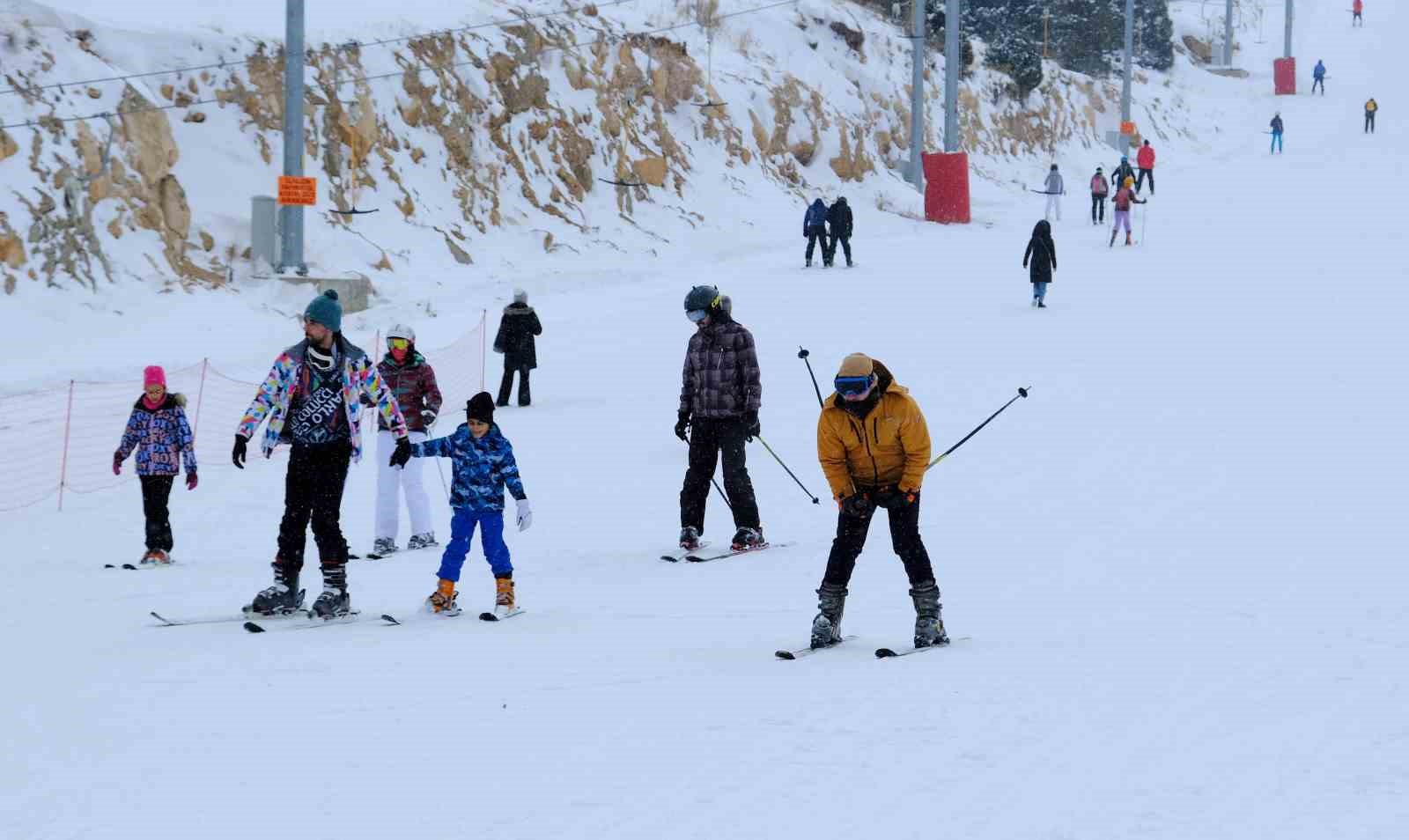 Ergan Dağı Kayak Merkezi’nde kayak sezonu sürüyor