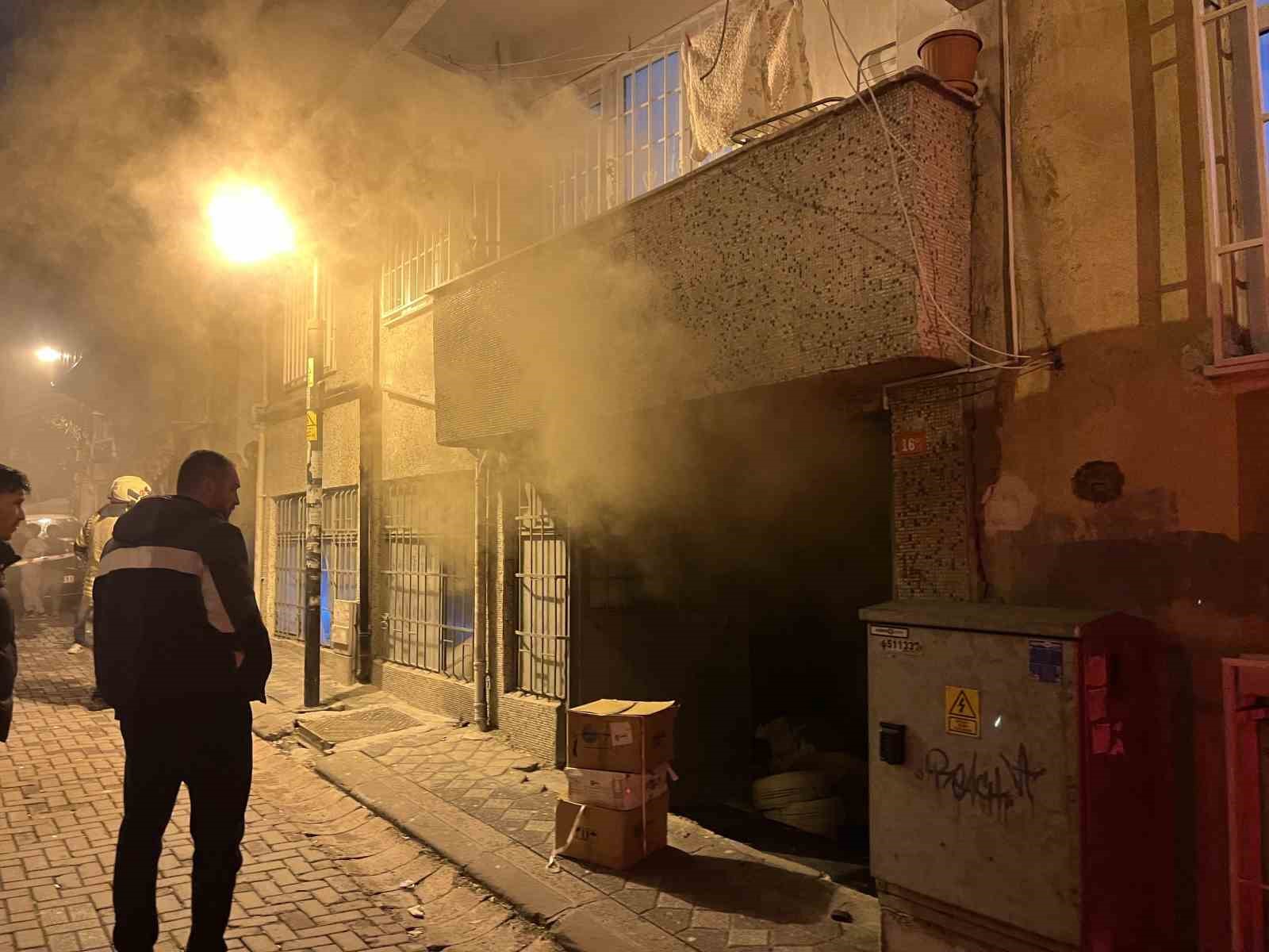Zeytinburnu’nda kılıf imalathanesinde yangın
