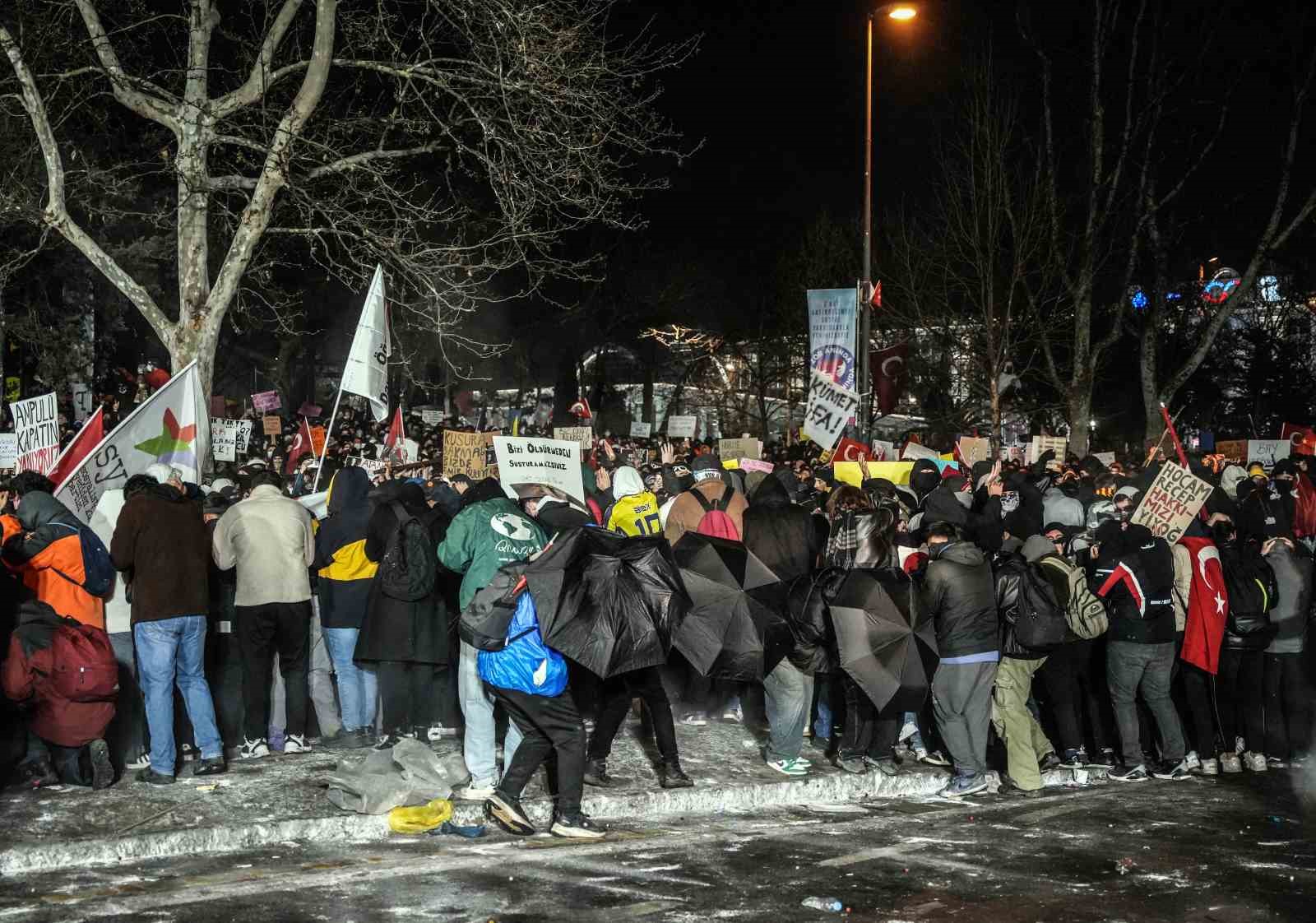 Saraçhane’den Taksim’e yürümek isteyen grup polise su şişesi fırlattı