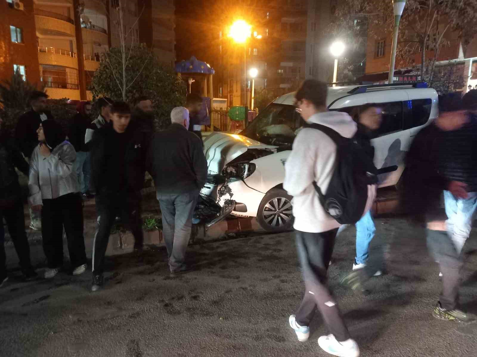 Siirt’te kamyonet ile otomobil çarpıştı: 1 yaralı