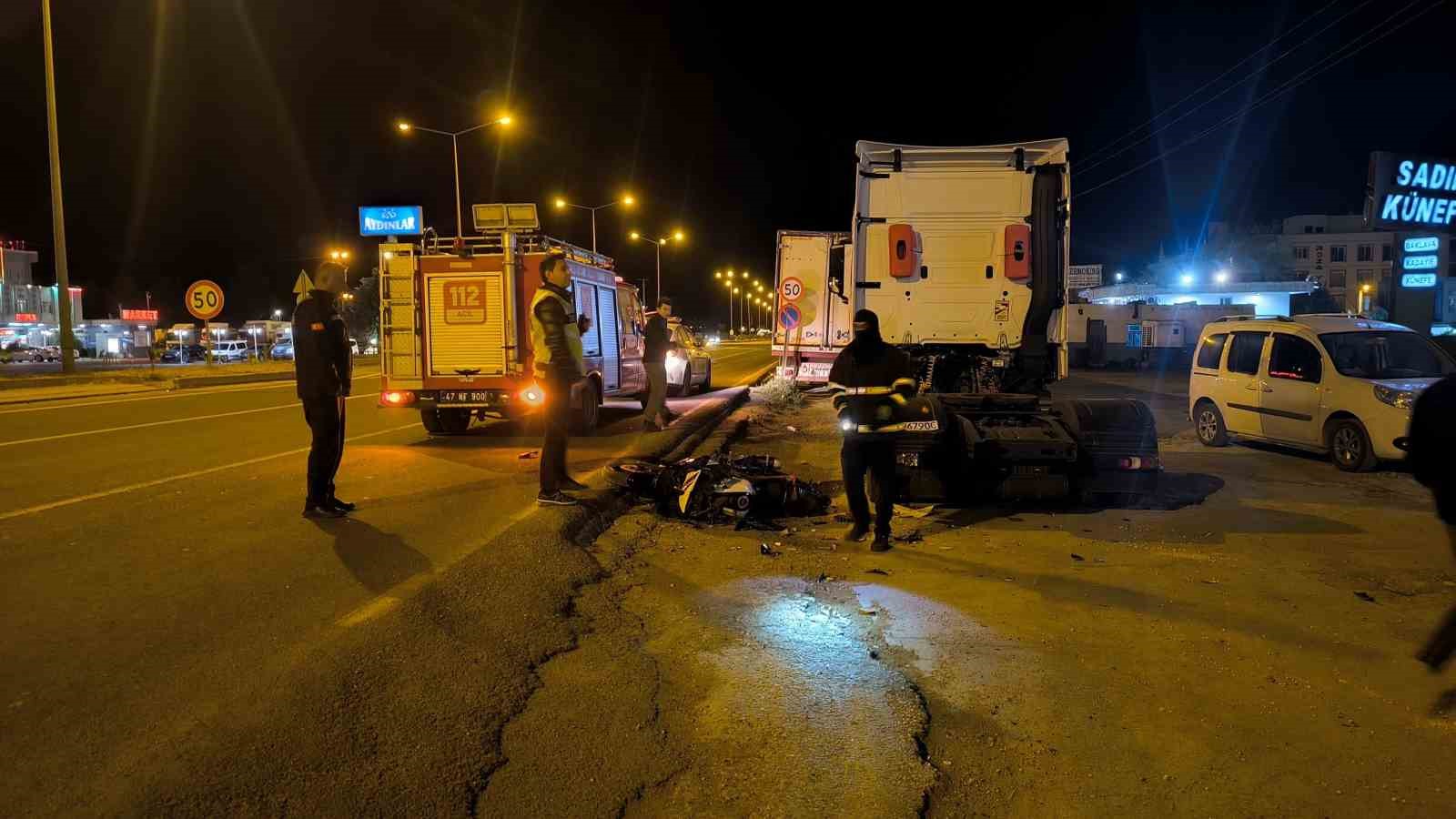 Mardin’de motosiklet park halindeki tıra çarptı: 2 yaralı