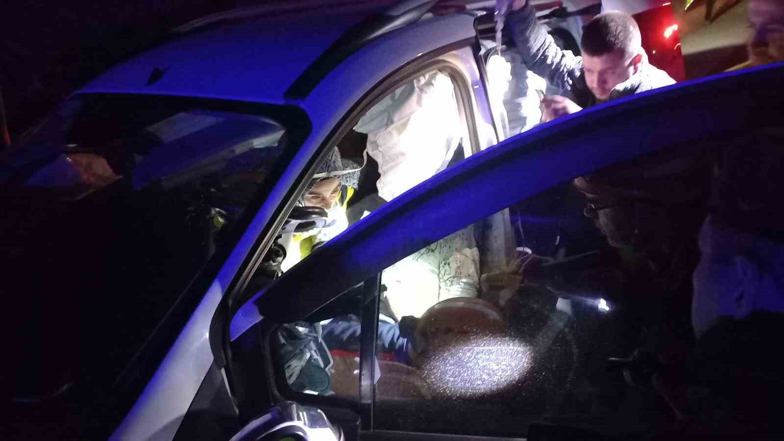 Ticari araç bariyere ok gibi saplandı: 4 yaralı