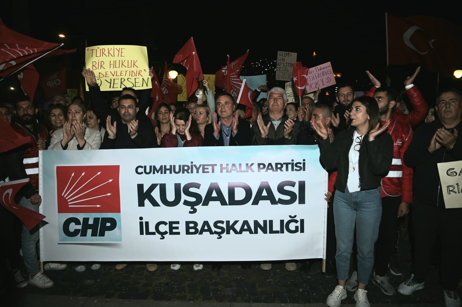 Kuşadası’nda demokrasi ve dayanışma yürüyüşü