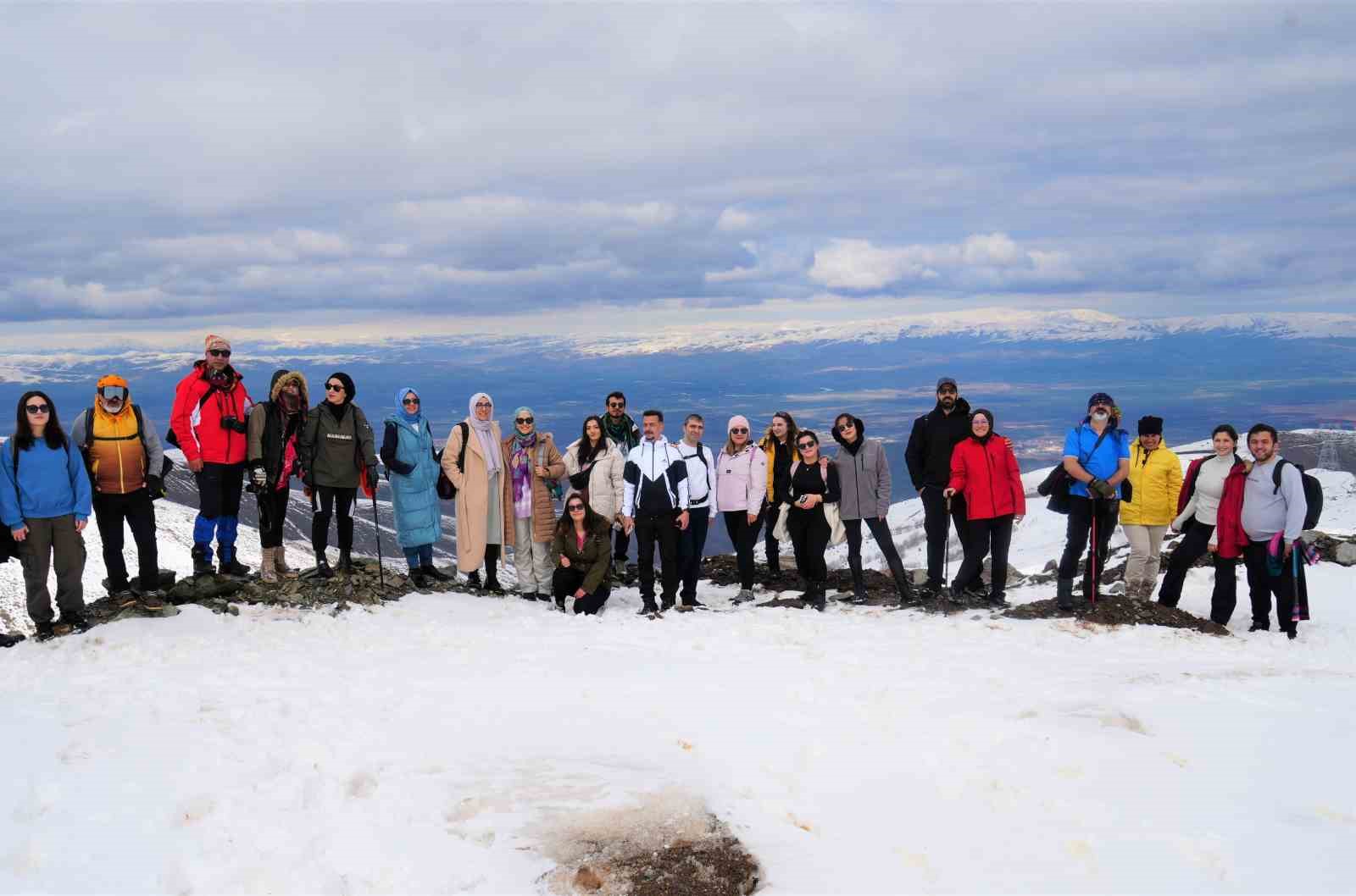 Muş’ta doğaseverler zirveye tırmandı