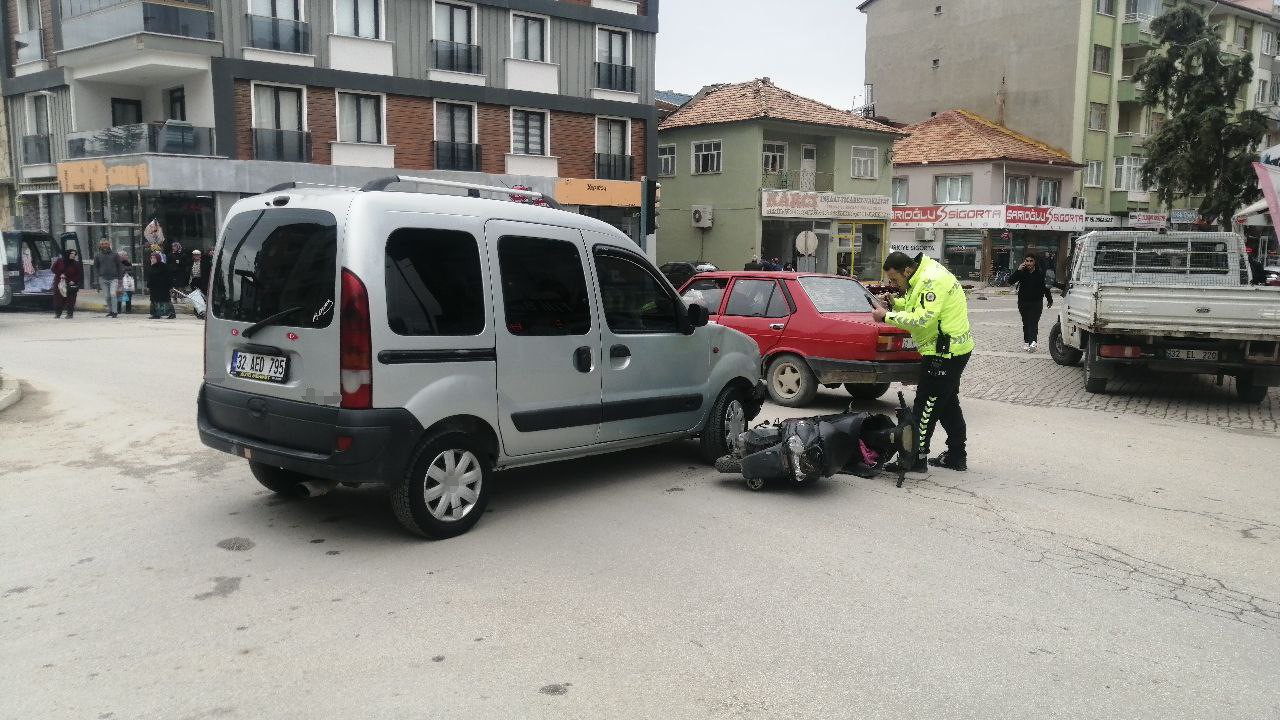 Isparta’da kazada yola savrulan motosiklet sürücüsü yaralandı