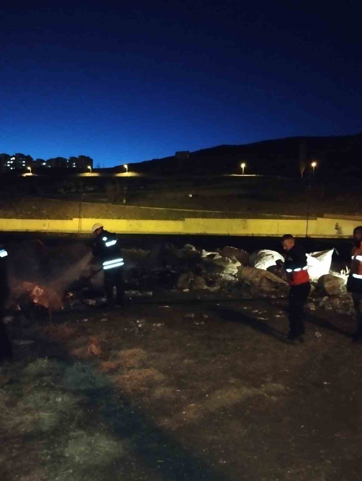 Kars’ta seyir halindeki kamyonette yangın