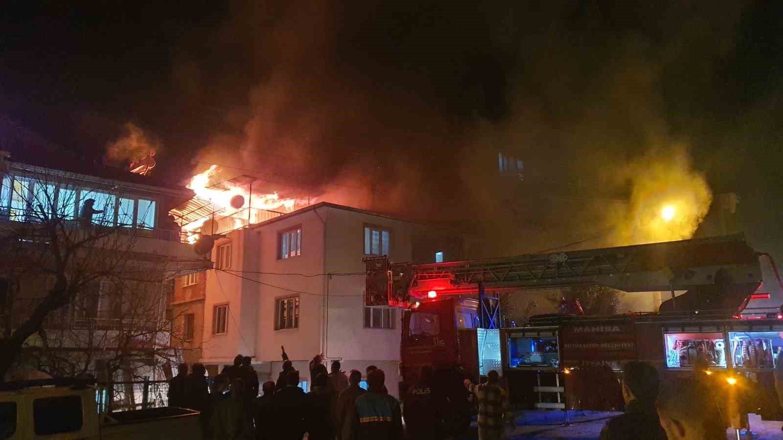 Manisa Demirci’de ev yangını... Ekipler seferber oldu