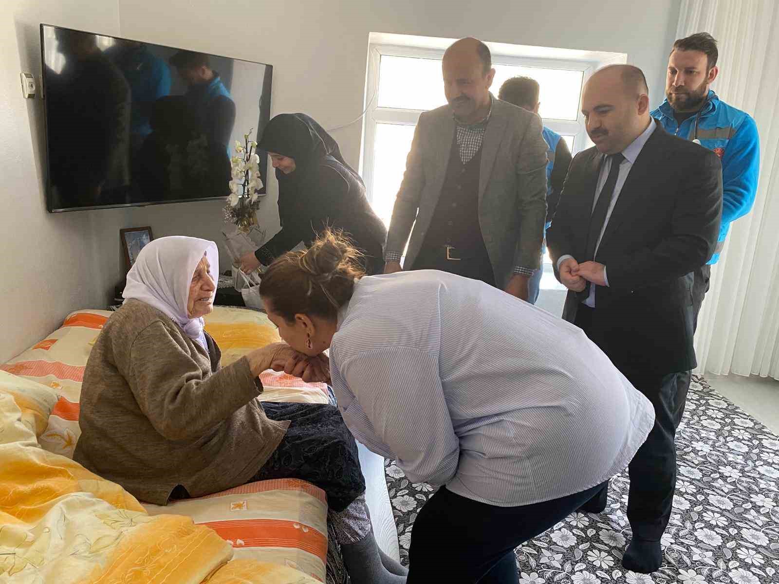 Bitlis’teki asırlık çınara anlamlı ziyaret