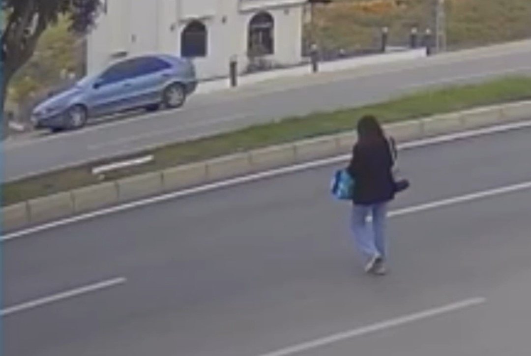Adana’da yolda telefona bakan genç kız otomobilin çarpmasıyla ağır yaralandı