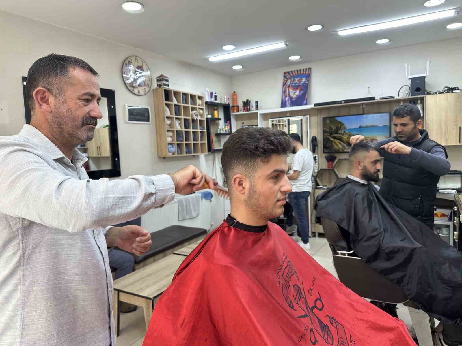 Erzincan’da berberlerde bayram yoğunluğu yaşanıyor