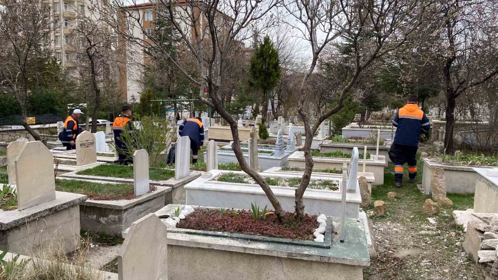 Niğde Belediyesi’nden mezarlıklarda bayram temizliği