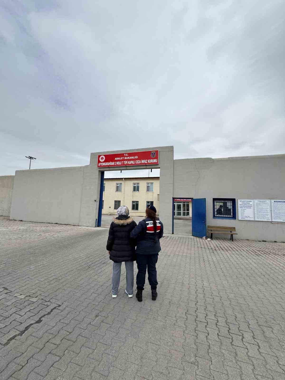 Hırsızlık suçundan 18 yıl 10 ay hapis cezasıyla aranan şahsı JASAT yakaladı