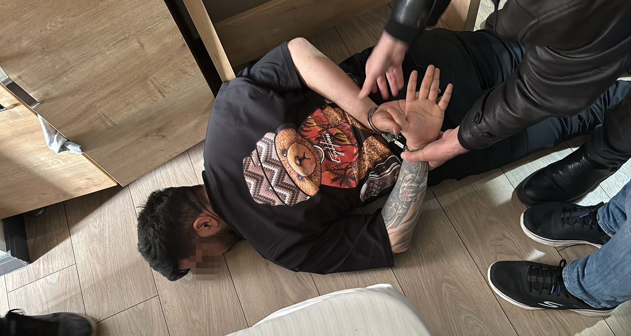 İzmir’de taksiciyi gasp eden şahıs otel odasında yakalandı
