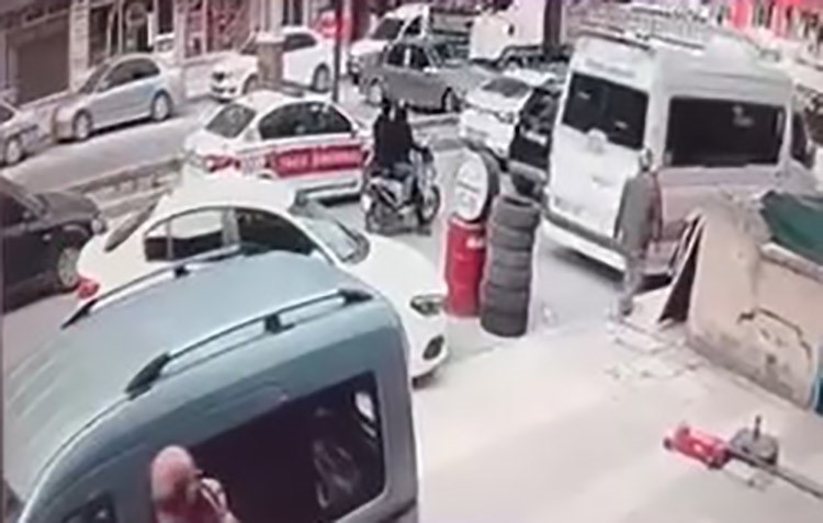 Elazığ’da tır, otomobili metrelerce sürükledi