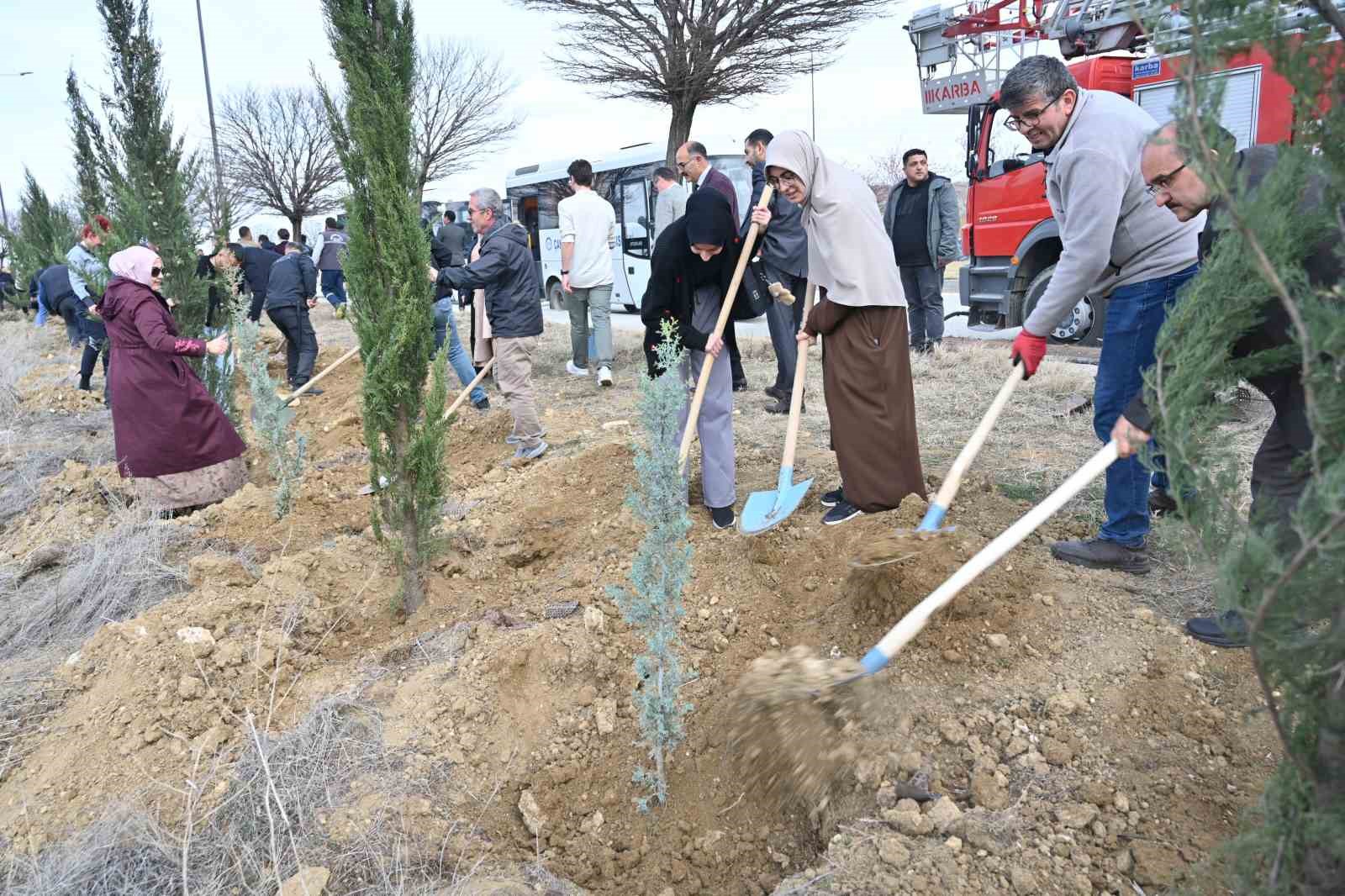 Üniversite kampüsünde aileler için fidanlar toprakla buluşturuldu