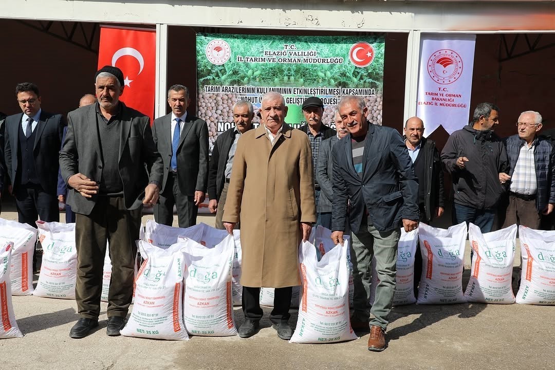 Elazığ’da çiftçilere nohut dağıtıldı