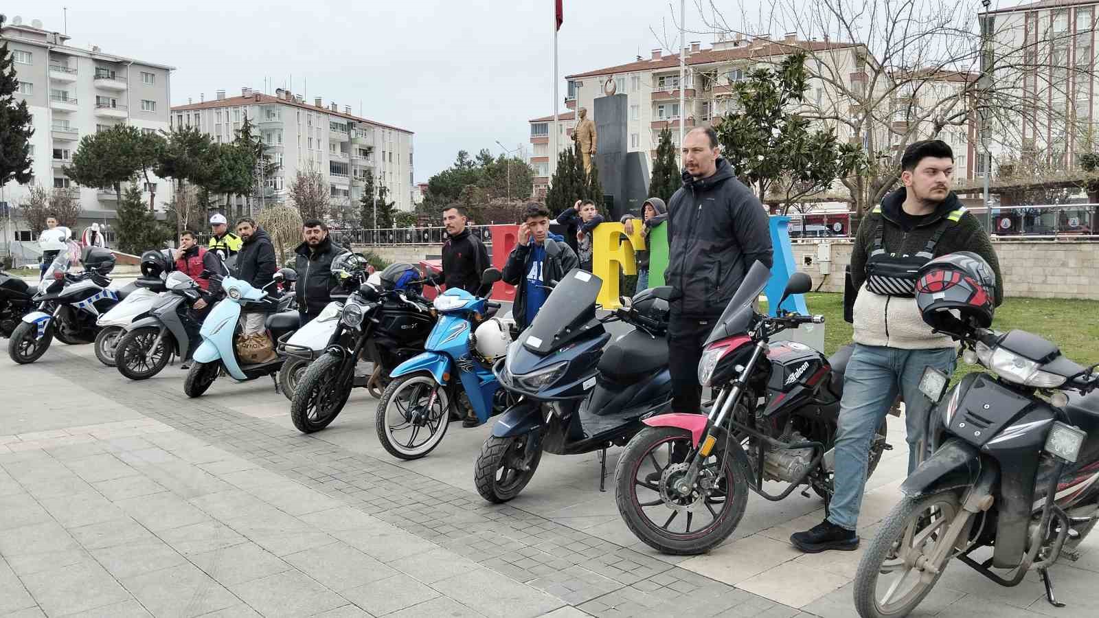 Motosiklet sürücülerine güvenli sürüş eğitimi