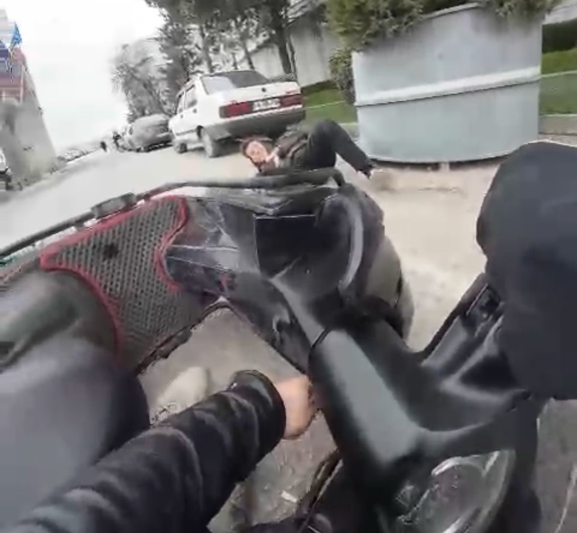 Ters yola giren motosiklet yayaya çarptı: Yaya, 