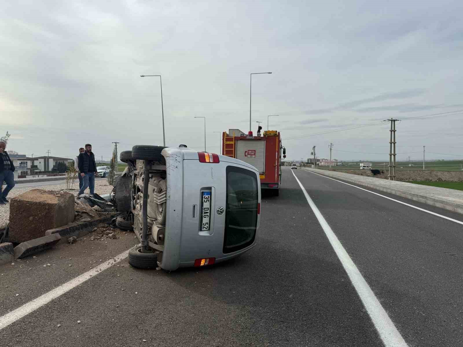 Batman’da hafif ticari araç aydınlatma direğine çarptı: 2 yaralı