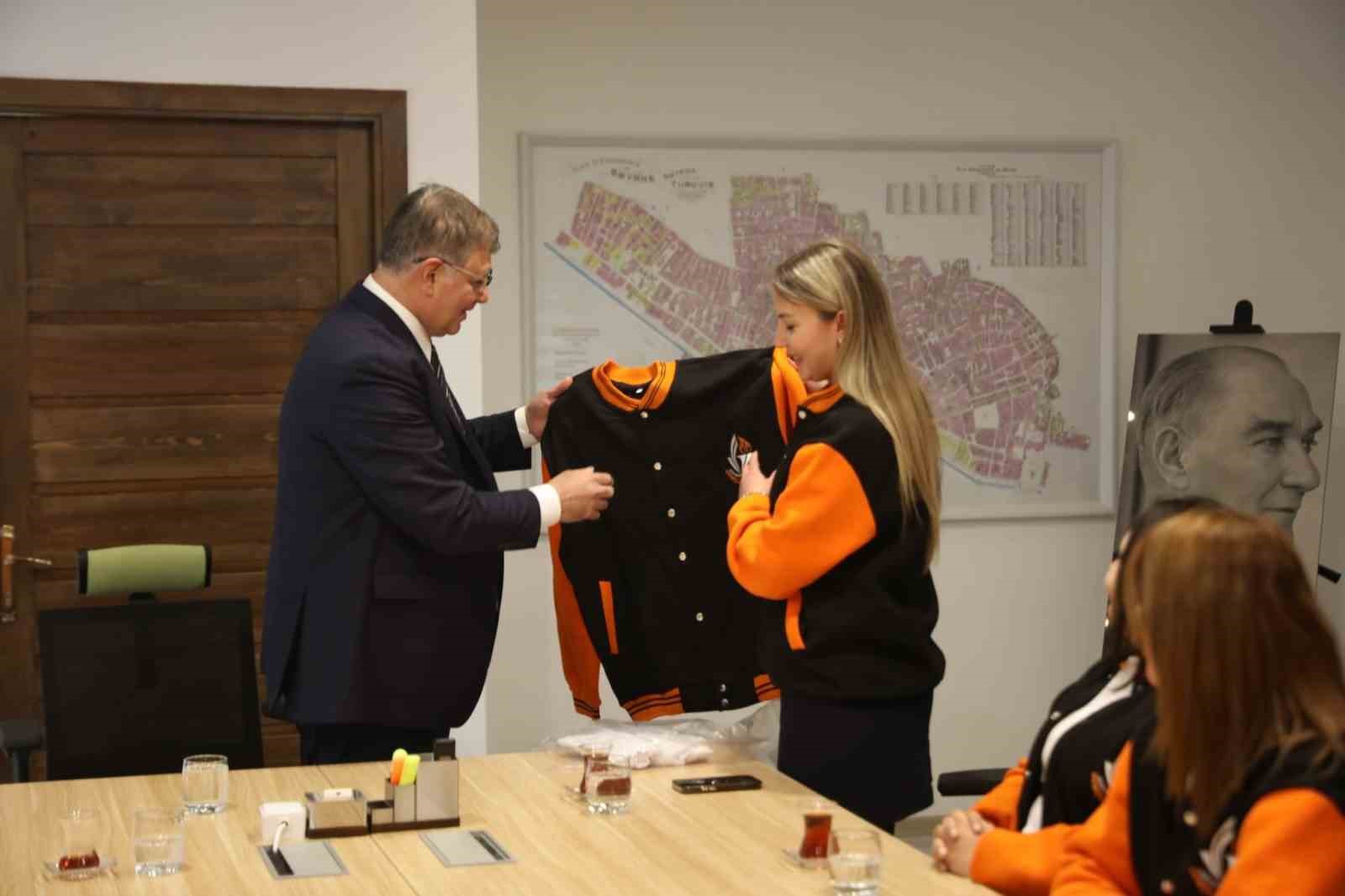Güzelbahçe Gençlik’ten Başkan Tugay’a ziyaret