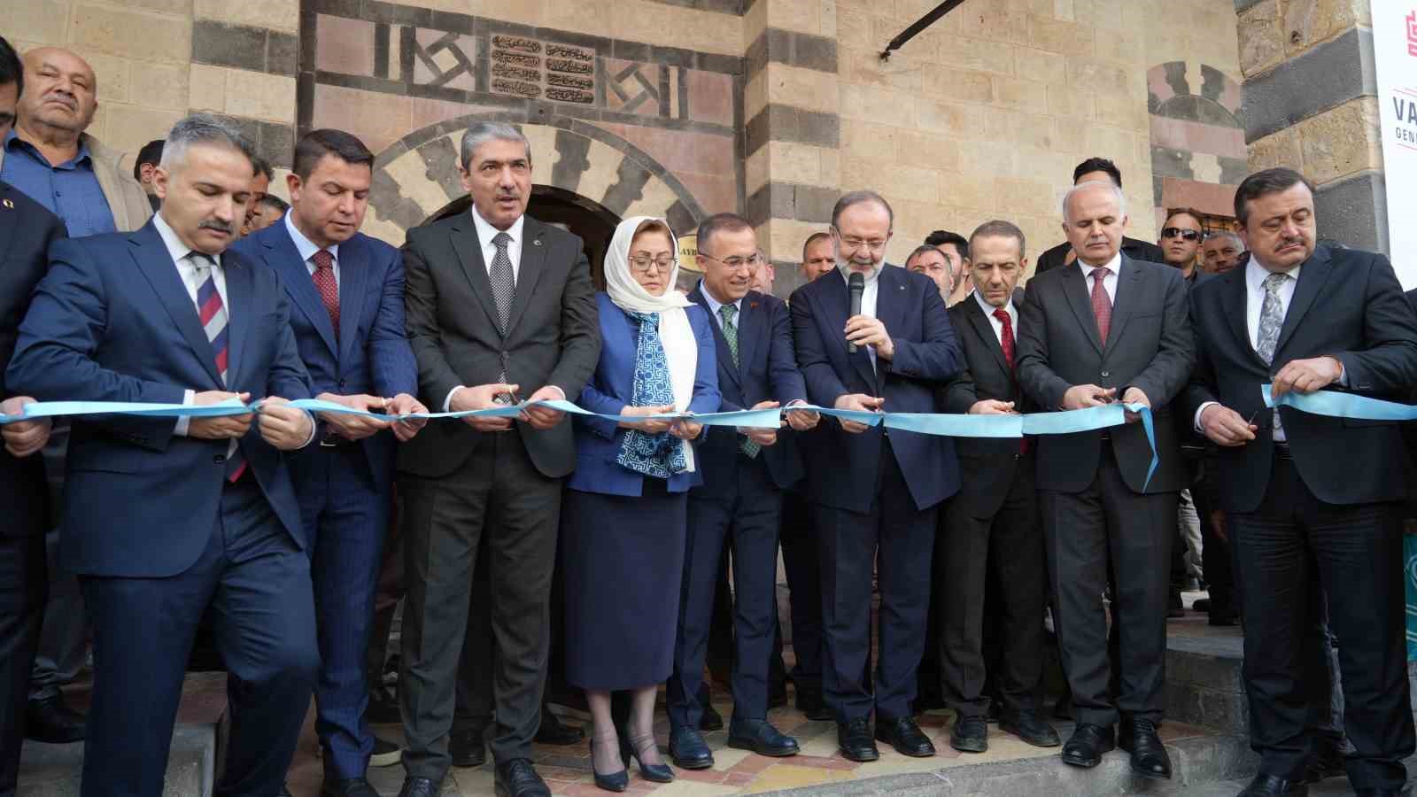 Depremde hasar alan Gaziantep’teki tarihi Alaybey Cami ibadete açıldı