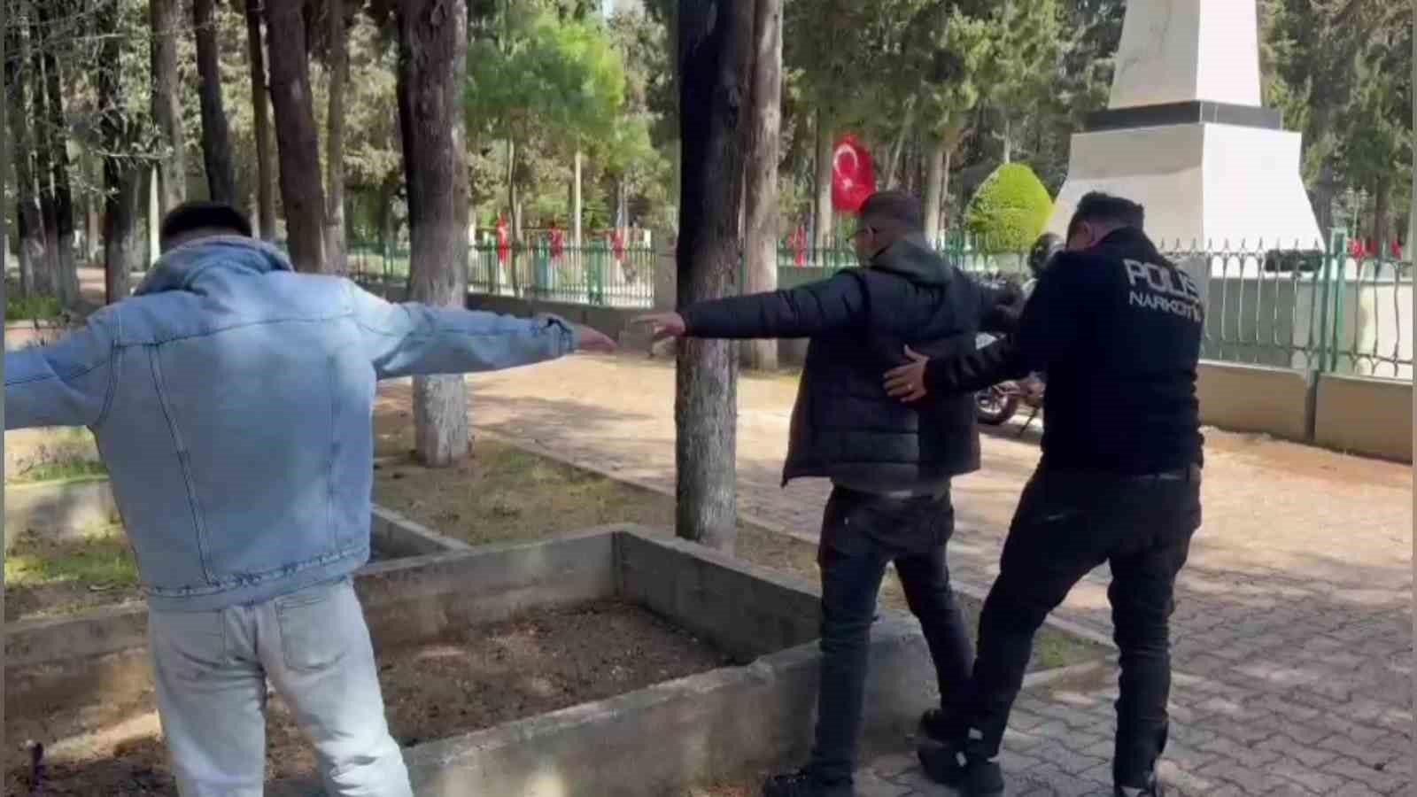 Adana’da mezarlıklar ve parklarda uyuşturucu içen 59 şüpheli yakalandı
