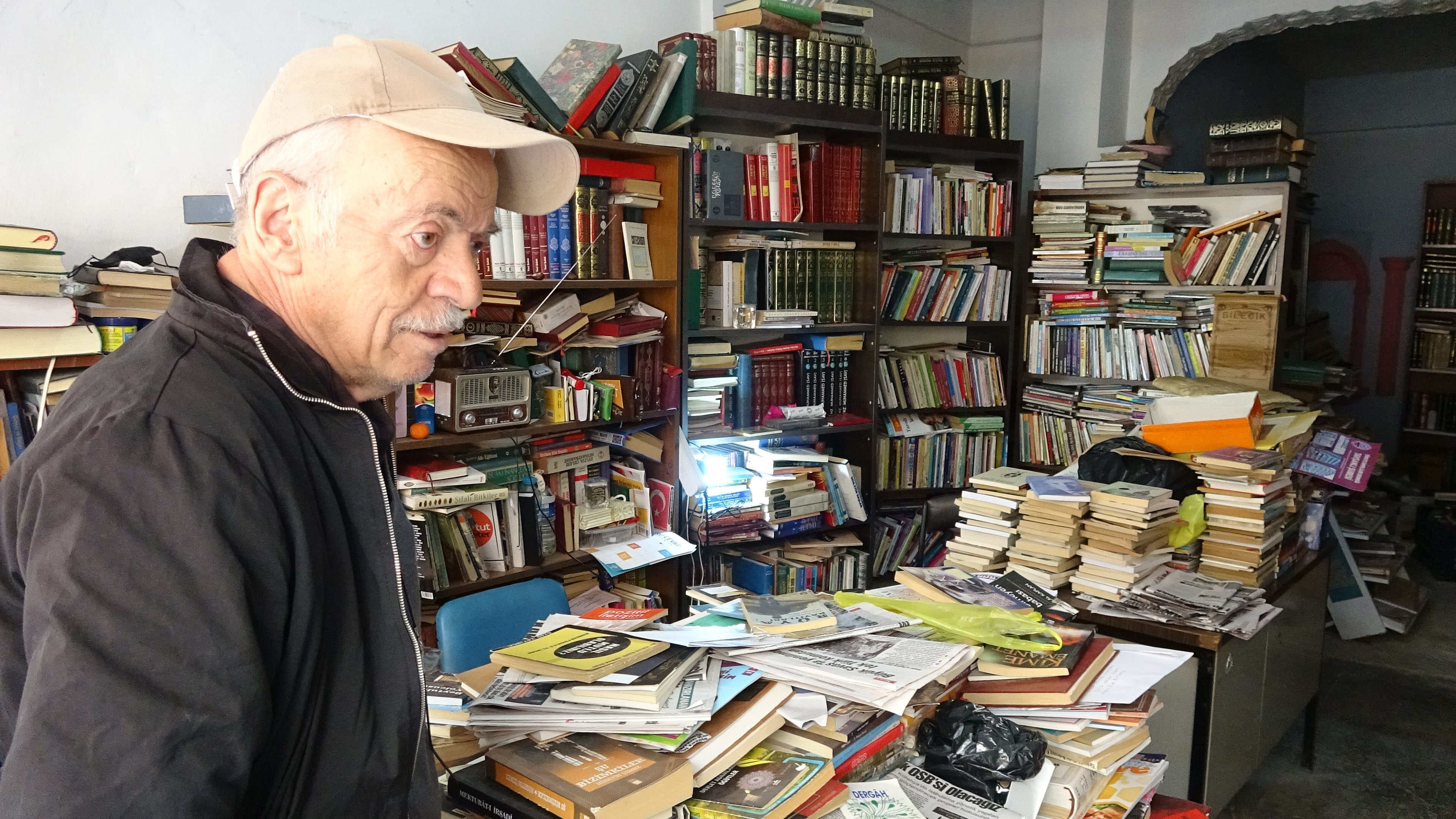 Ücretsiz kitap dağıtan kitabevinde hırsızlık
