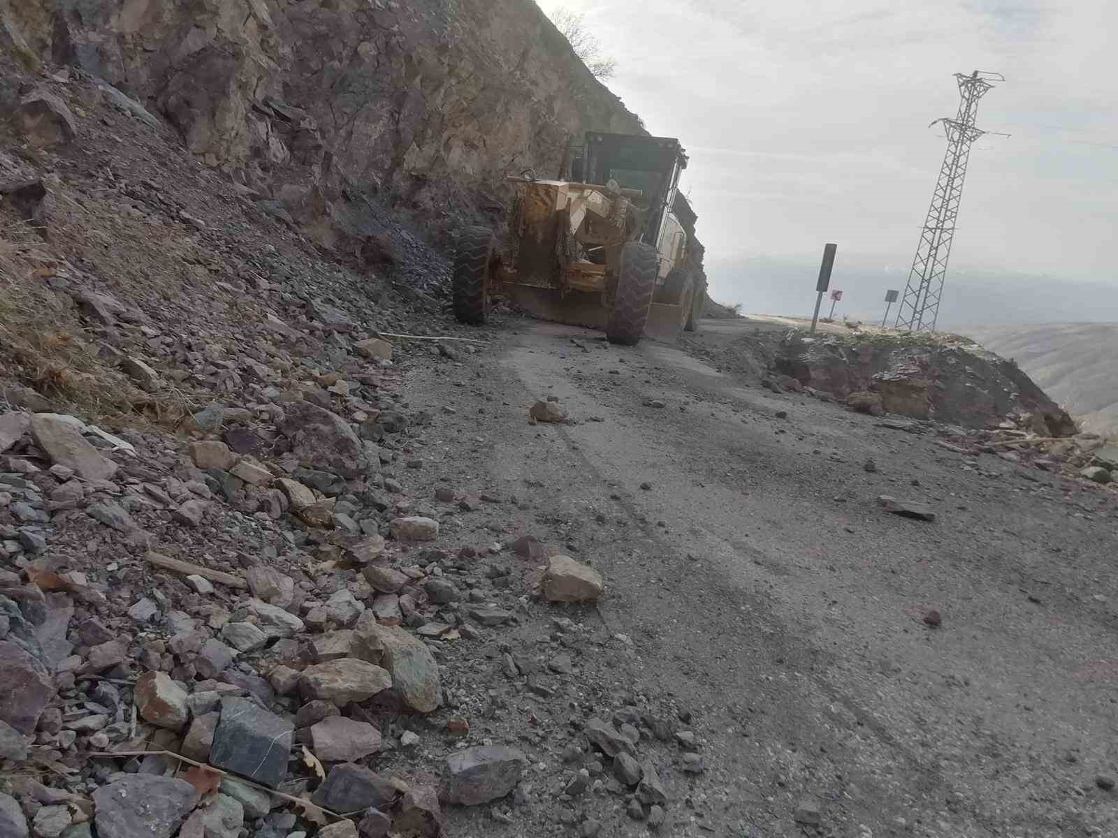 Elazığ’da yola düşen kaya parçalarını kaldırma çalışmaları sürüyor