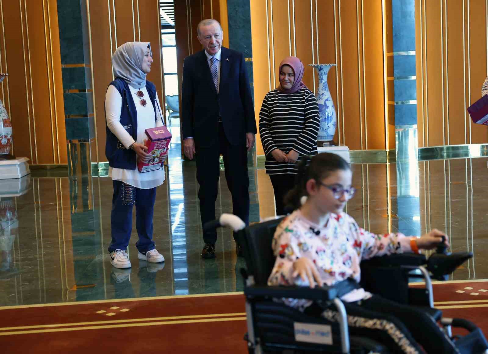 Cumhurbaşkanı Erdoğan, kendisiyle görüşmek isteyen engelli kız çocuklarını Cumhurbaşkanlığı Külliyesi’nde ağırladı