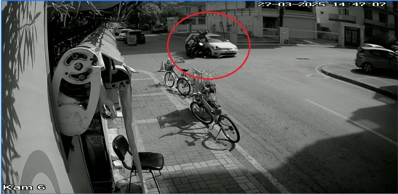 Otomobil ile motosiklet çarpıştı